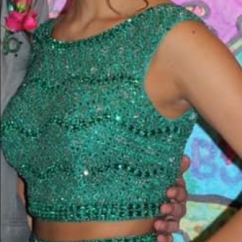 Sherry Hill 2 piece Prom Dress Beautiful green with sequins on top size 2